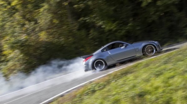 Вторият японец в списъка - също с ръчна трансмисия, задно задвижване и обещанието да ви настръхнат косите. Nissan 350 Z е всичко друго, но не и леко купе. Колата се фокусира изцяло върху суровата мощност, за да ви впечатли. Силата му идва от бижуто - 3.5 V6 с 280 к.с., което трябва да се чуе, особено когато се комбинира с хубав спортен ауспух.